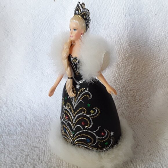 Hallmark Celebration Barbie, Special 2006 Edition - Picture 3 of 6